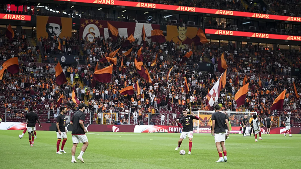 Galatasaray taraftarından yönetime sert tepki