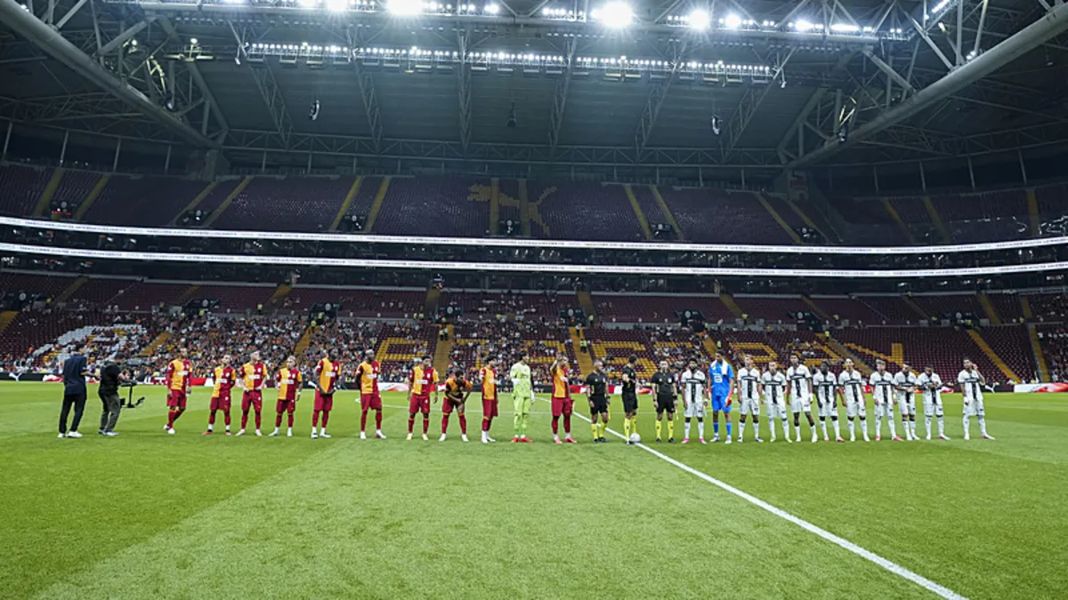 Galatasaray tribünlerinden Başkan Özbek'e transfer protestosu