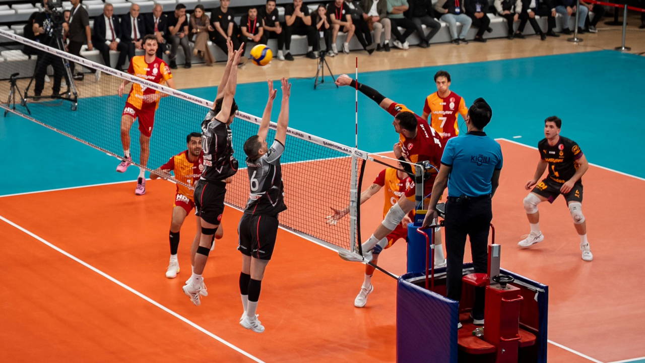 Galatasaray Voleybol Erkekler Şampiyonlar Kupası'nda Zirvede