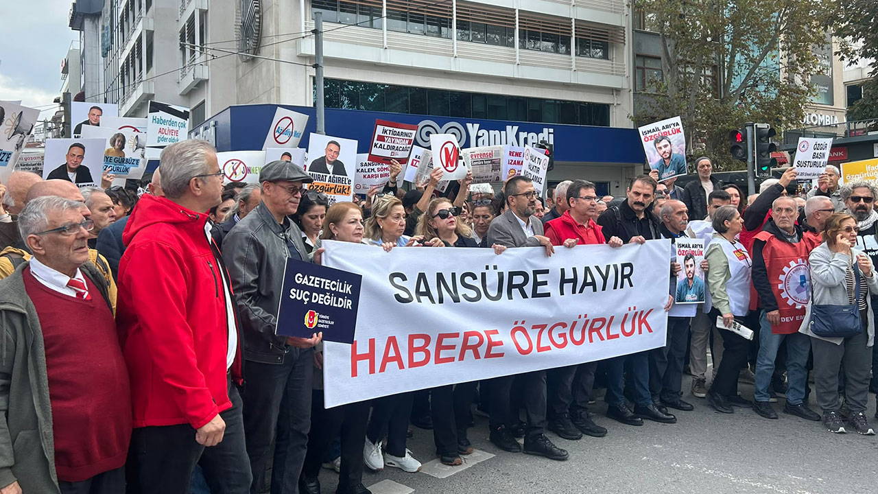 Gazeteciler Kadıköy'de baskıya karşı buluştu