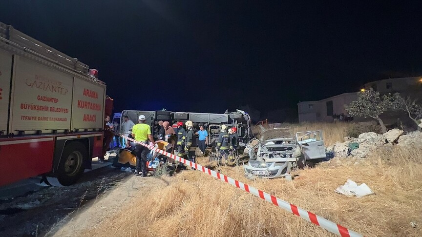 Gaziantep'te feci kaza: 3 ölü, 17 yaralı