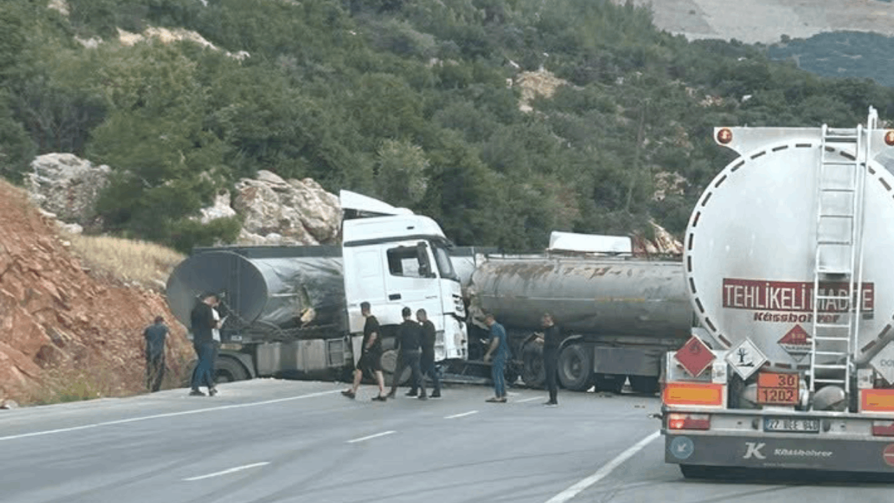 Gaziantep'te Tankerler Çarpıştı: Tonlarca Akaryakıt Yola Saçıldı
