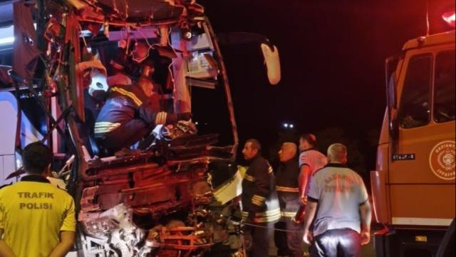 Gaziantep'te Feci Kaza: Yolcu Otobüsü Tıra Çarptı, 2 Ölü 17 Yaralı
