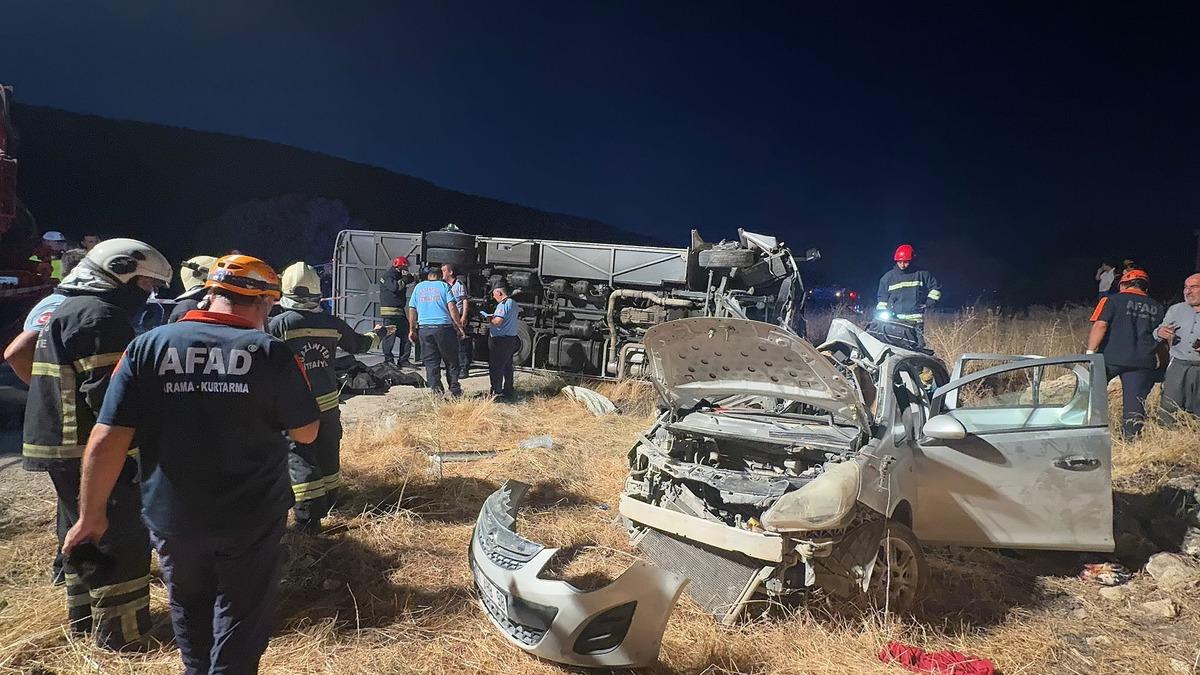 Gaziantep Nurdağı'nda midibüs ile otomobil çarpıştı: 5 ölü, 13 yaralı