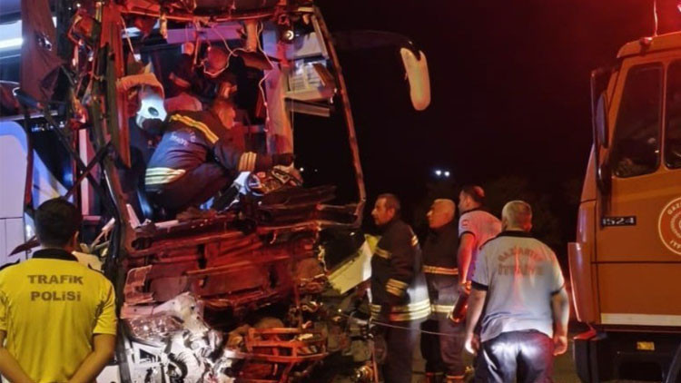 Gaziantep'te Otobüs Tır Çarpışması: 2 Ölü, 22 Yaralı