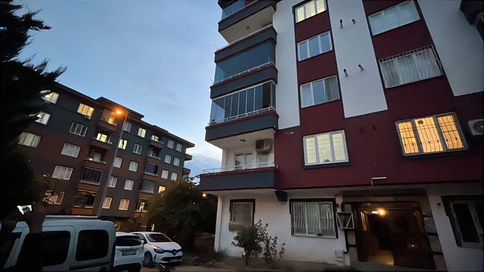 Gaziantep'te pencere faciası: Anne öldü, baba ve oğul yaralı
