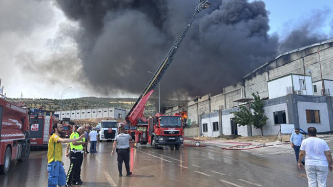 Gaziantep'te tekstil fabrikasında yangın: Alevler kontrol altına alınmaya çalışılıyor