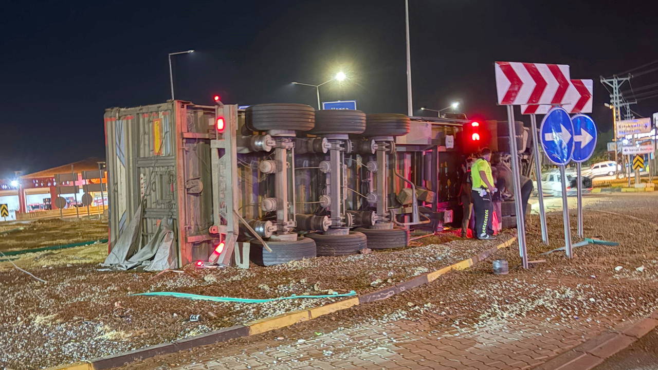 Gaziantep'te TIR devrildi: 17 ton arpa yola saçıldı