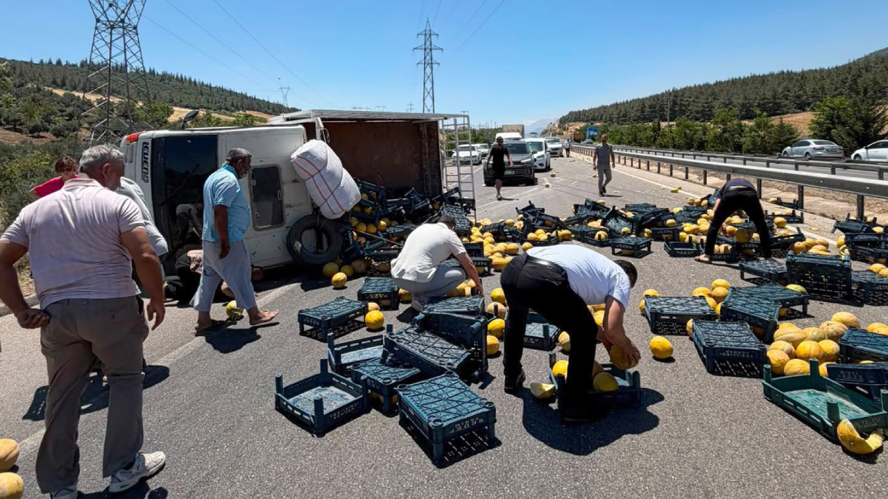 Gaziantep'te Kavun Dolu Kamyonet Devrildi: 2 Ton Kavun Yola Saçıldı