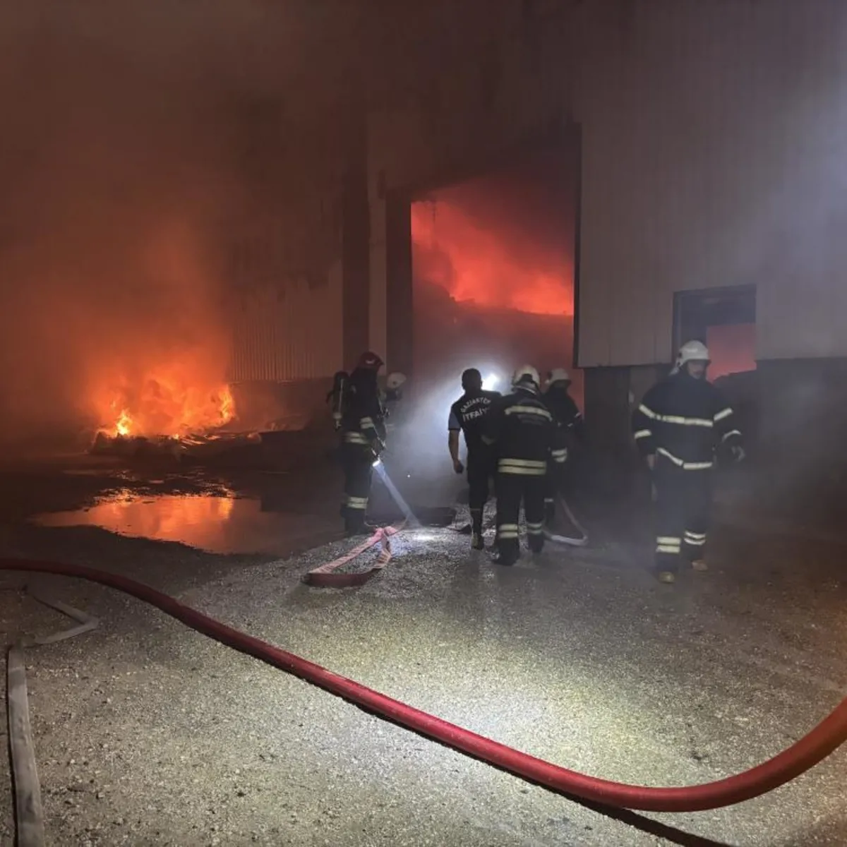 Gaziantep'te mobilya fabrikasında yangın: Korkutan anlar