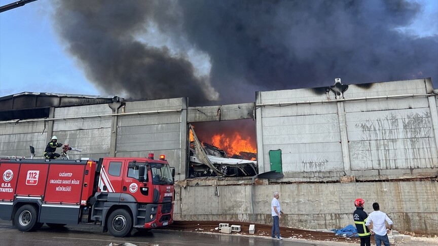 Gaziantep'te tekstil fabrikasında yangın: Ekipler seferber oldu