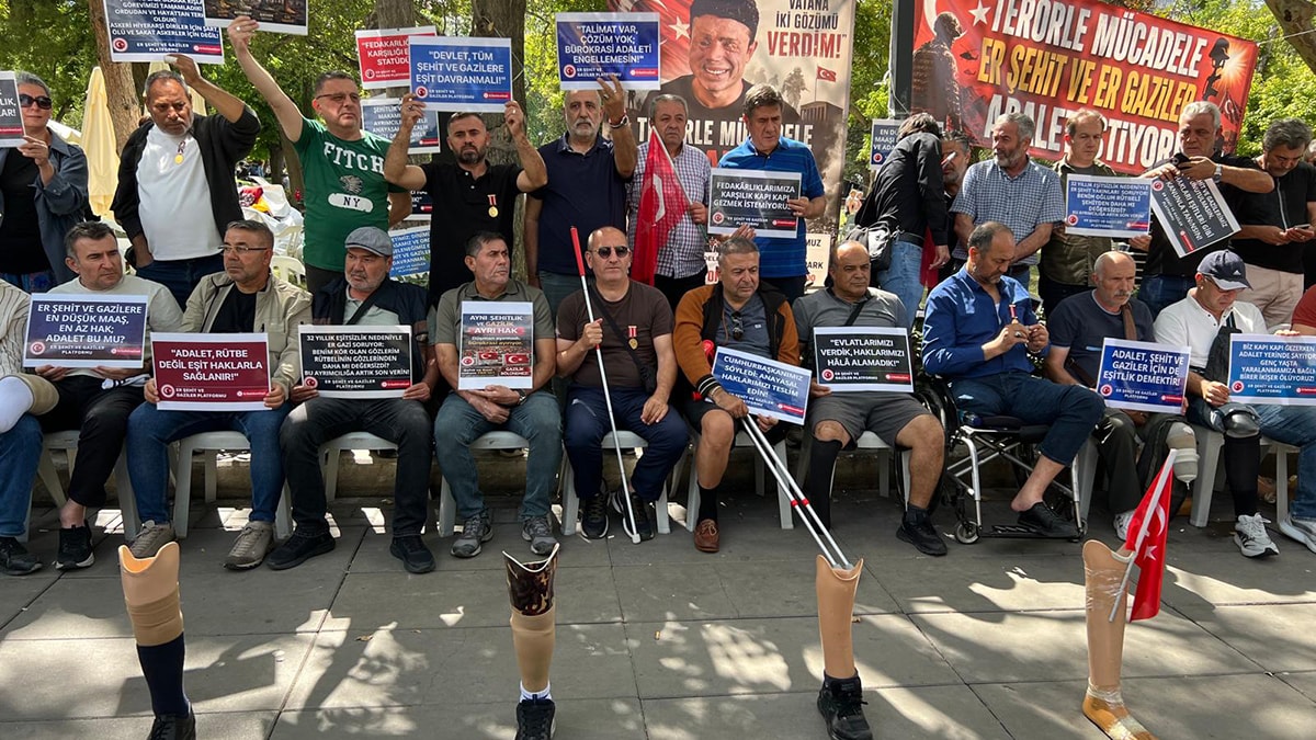 Gaziler: Şehit yakınları ve gaziler hak aramamalı