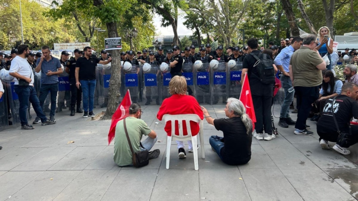 Gazilerden Meclis'e Protez Fırlatma Protestosu