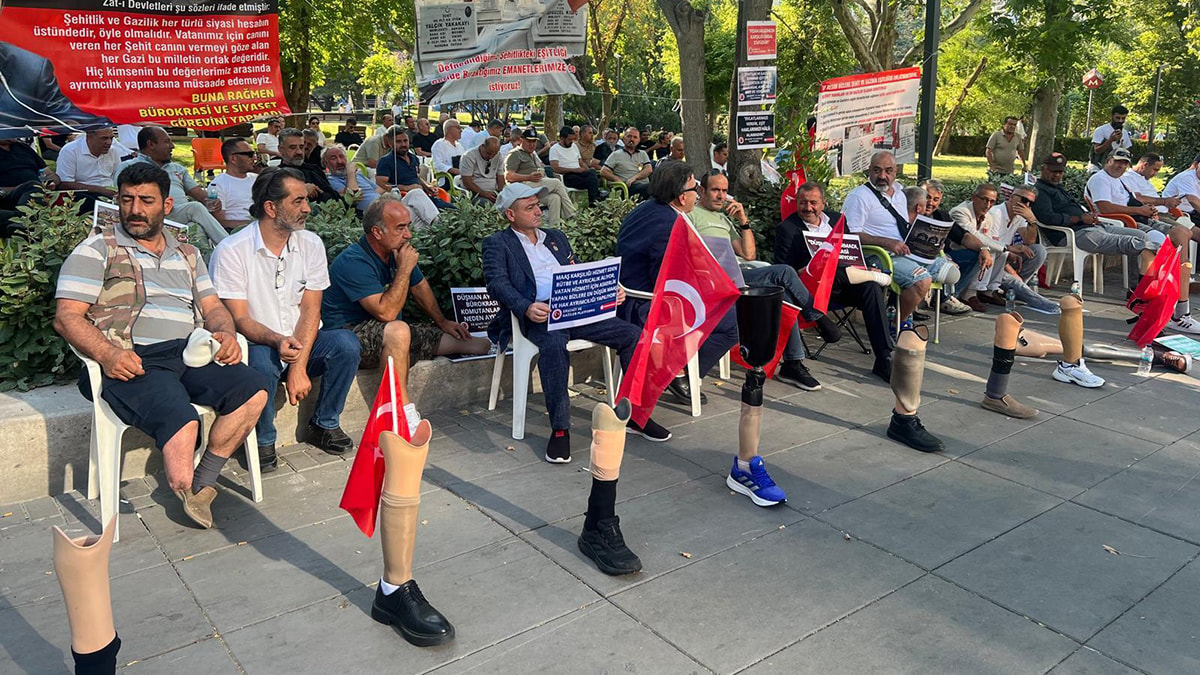 Gazilere parkta yatma zulmü: Protez bacaklarla çimlerde sabahladılar