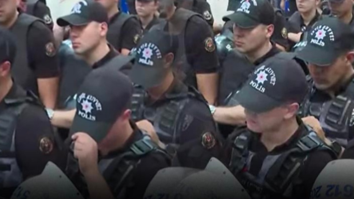 Gazilerin Eyleminde Duygusal An: Polis Memuru Gözyaşlarına Hakim Olamadı