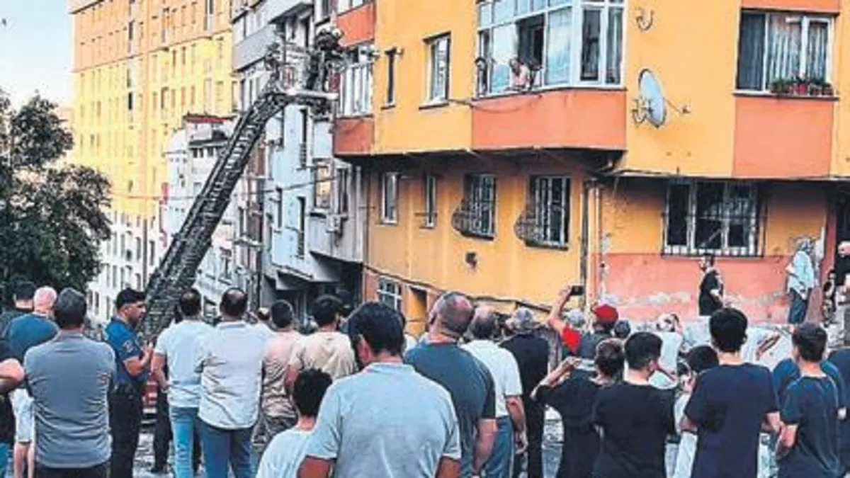 Gaziosmanpaşa'da Çatı Katı Yangını: Bir Kişi Hayatını Kaybetti