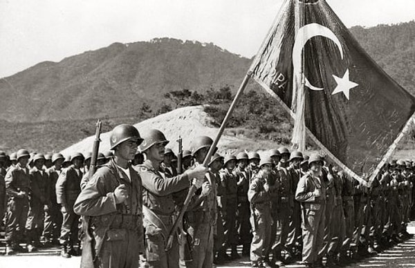 Gaziosmanpaşa'da Çatı Katında Yangın: İtfaiye Seferber Oldu