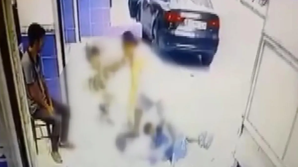 Gaziosmanpaşa'da Çocuklara Şiddet Anları Kamerada: 3 Çocuk Yere Düşürüldü