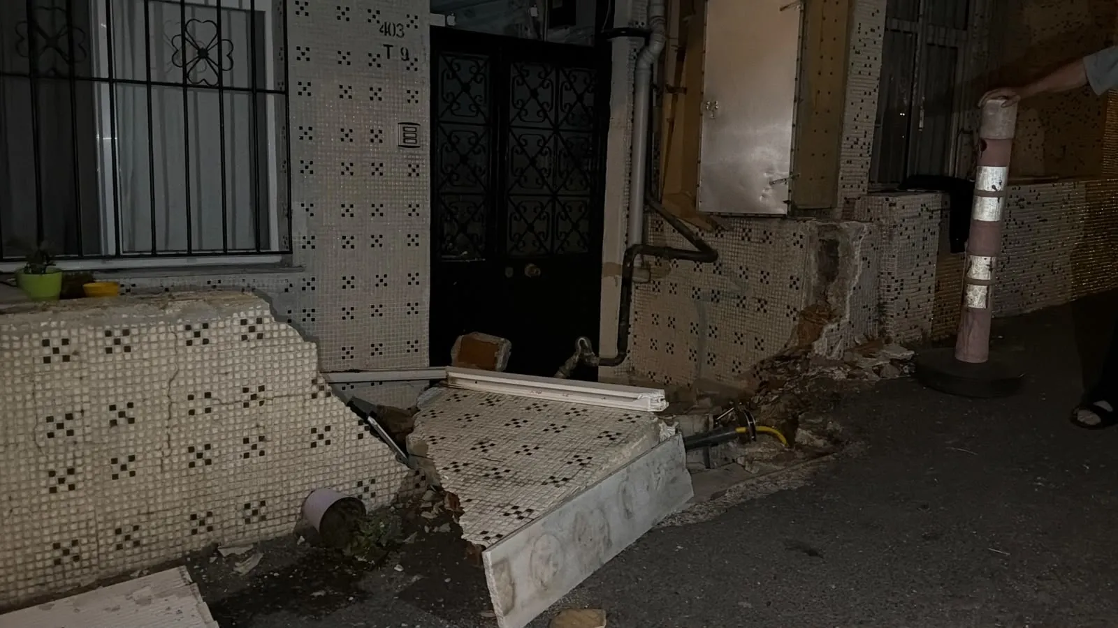 Gaziosmanpaşa'da Freni Boşalan Araç Doğal Gaz Kutusuna Çarptı: Bina Tahliye Edildi