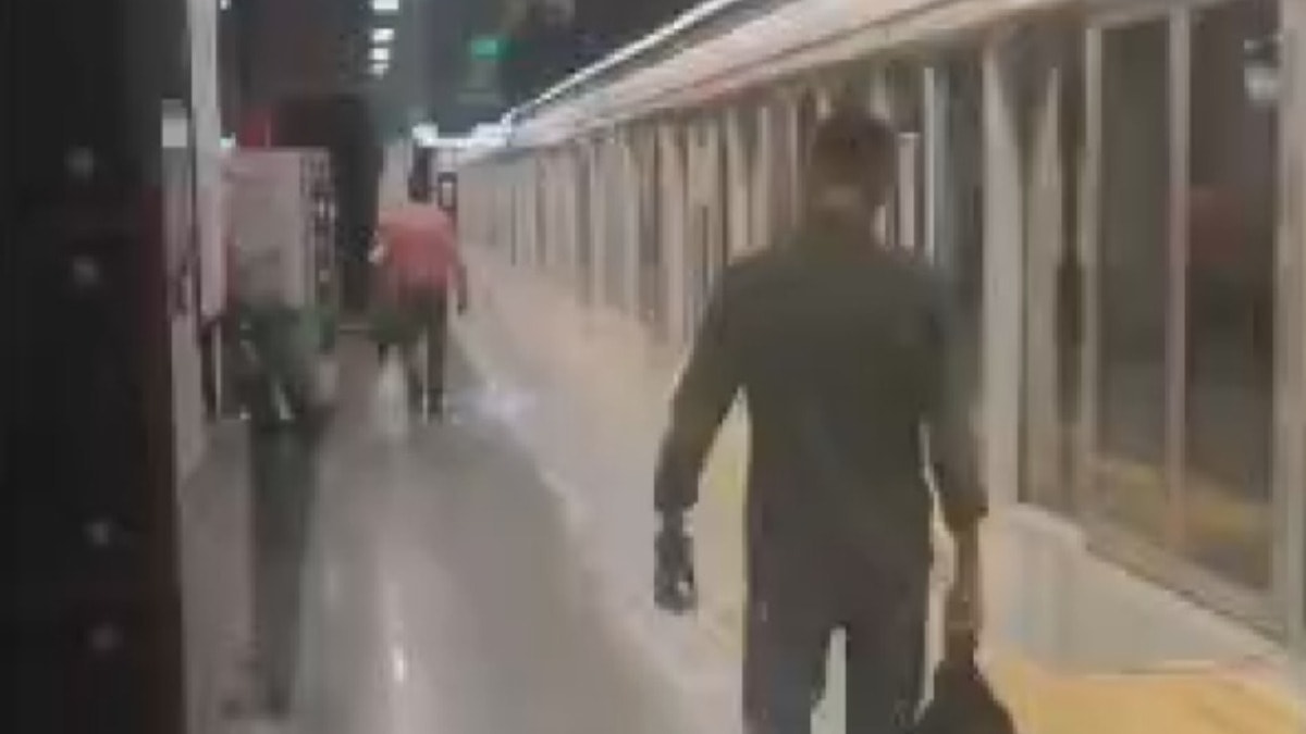 Gaziosmanpaşa'da Metroda Sigara İçen Yolcu, Tepkilere Pes Dedirtti