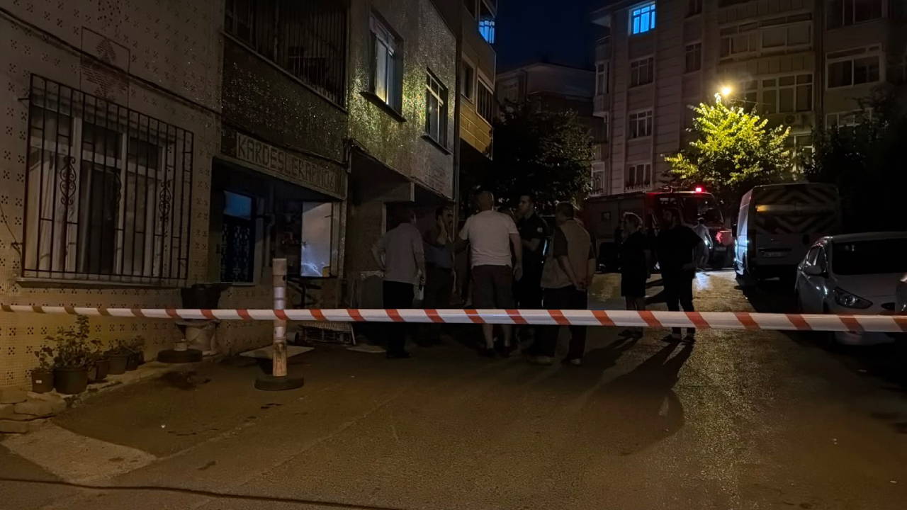 Kimsenin olmadığı araç kaydı, Gaziosmanpaşa'da gaz kutusuna çarptı