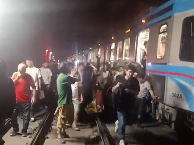 Gaziosmanpaşa'da trafo yangını: T4 tramvay seferleri durdu, yolcular raylarda yürüdü
