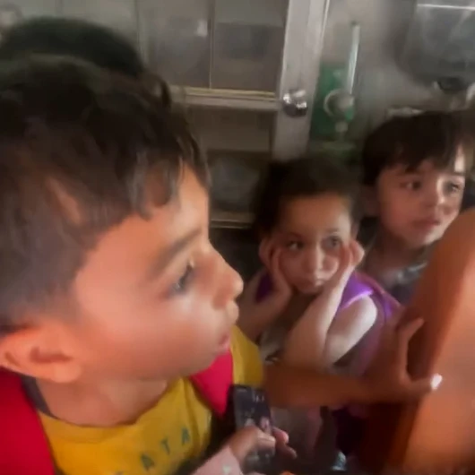 Gazze'de anaokulu bombalandı: Minikler ambulanslarla tahliye edildi