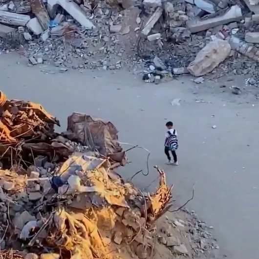 Gazze'de Bombardıman Altında Eğitim Mücadelesi: Yıkılan Okullara Yürüdüler