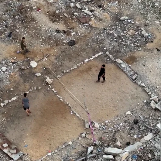 Gazze'de Enkaz Arasında Çocukluk Direnişi: Balonlar ve Tebessümler