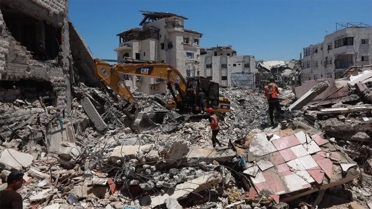 Gazze'de iki aileye ait 99 cenaze enkazdan çıkarıldı