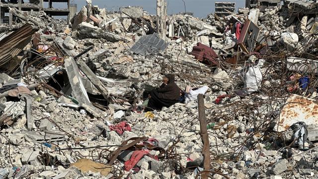 Gazze'de İsrail Saldırısında Yıkılan Evden 13 Filistinlinin Cenazesi Çıkarıldı