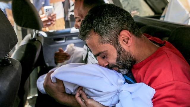 Gazze'de çocuk ölümlerini belgeleyen gazetecilere ödül