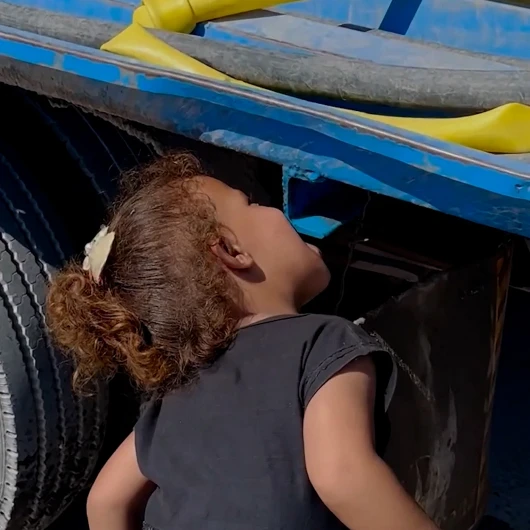 Gazze'de insanlık dramı: Bir damla su için sızdıran tankerin başında bekledi
