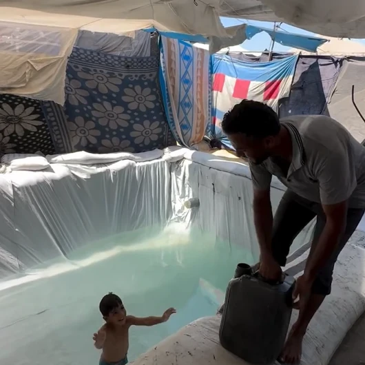 Gazzeli aileler çocukları için çadır kentte havuz inşa etti