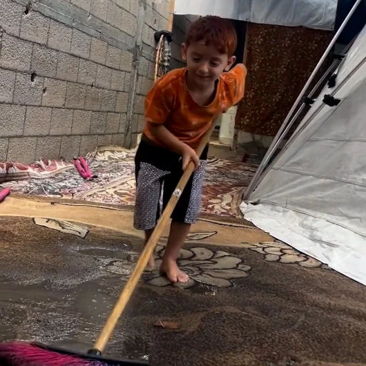 Gazzeli Amro'nun çadır videosu: Sular altında kalıyoruz