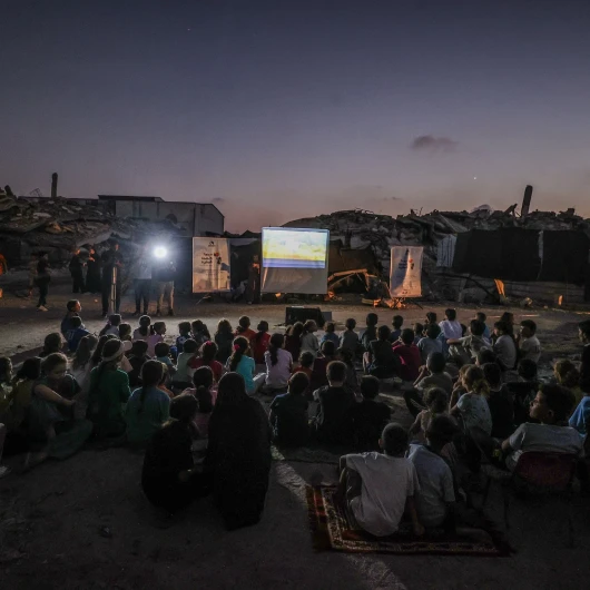Gazzeli çocuklar yıkıntılar arasında çizgi film izledi