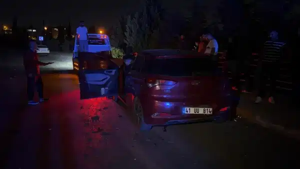 Gebze'de belediye otobüsü iki otomobile çarptı: 3 yaralı