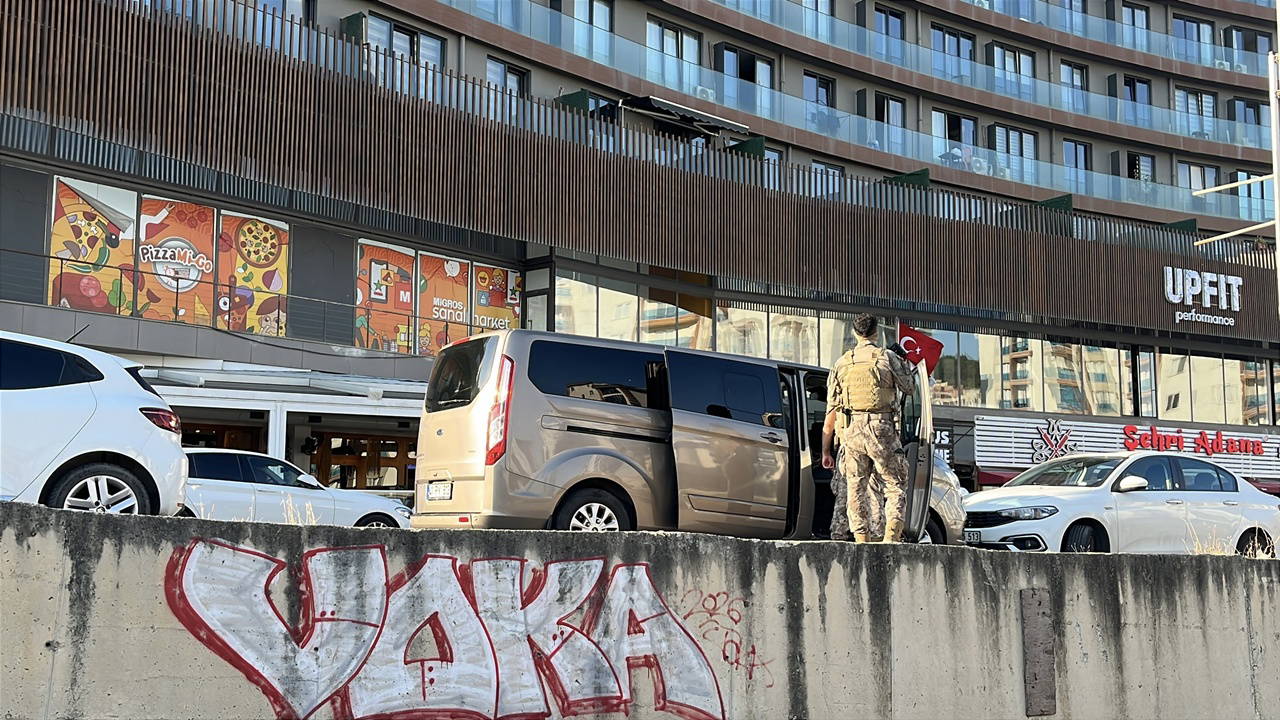 Gebze'de Kaçak Şüpheli Kaçarken Merdivenlerden Düştü, Yakalandı