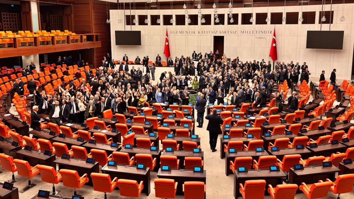 Gelecek Partili Bilici AKP'ye Katılıyor, Meclis Grubu Düşüyor