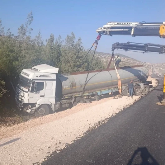 Gelin Konvoyuna Manevra Yapan Tanker Ormana Sürüklendi