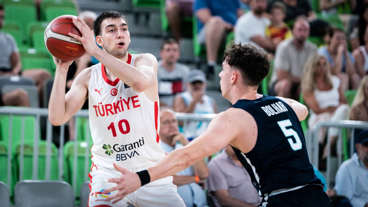 Genç milliler çeyrek finalde Slovenya'ya takıldı: 90-72