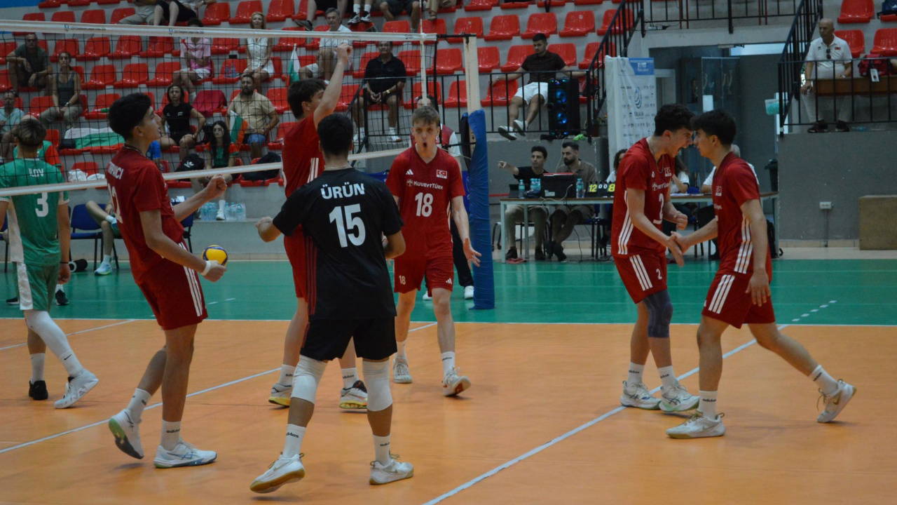 Genç Voleybolcular Balkan Şampiyonası'nda Gümüş Madalya Kazandı