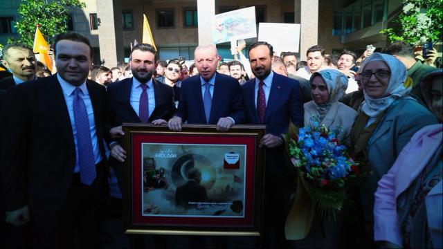 Gençler, Cumhurbaşkanı Erdoğan'a Babalar Günü'nde Sürpriz Yaptı