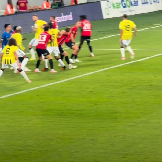 Gençlerbirliği-Fenerbahçe maçındaki tartışmalı pozisyonun tribün görüntüsü