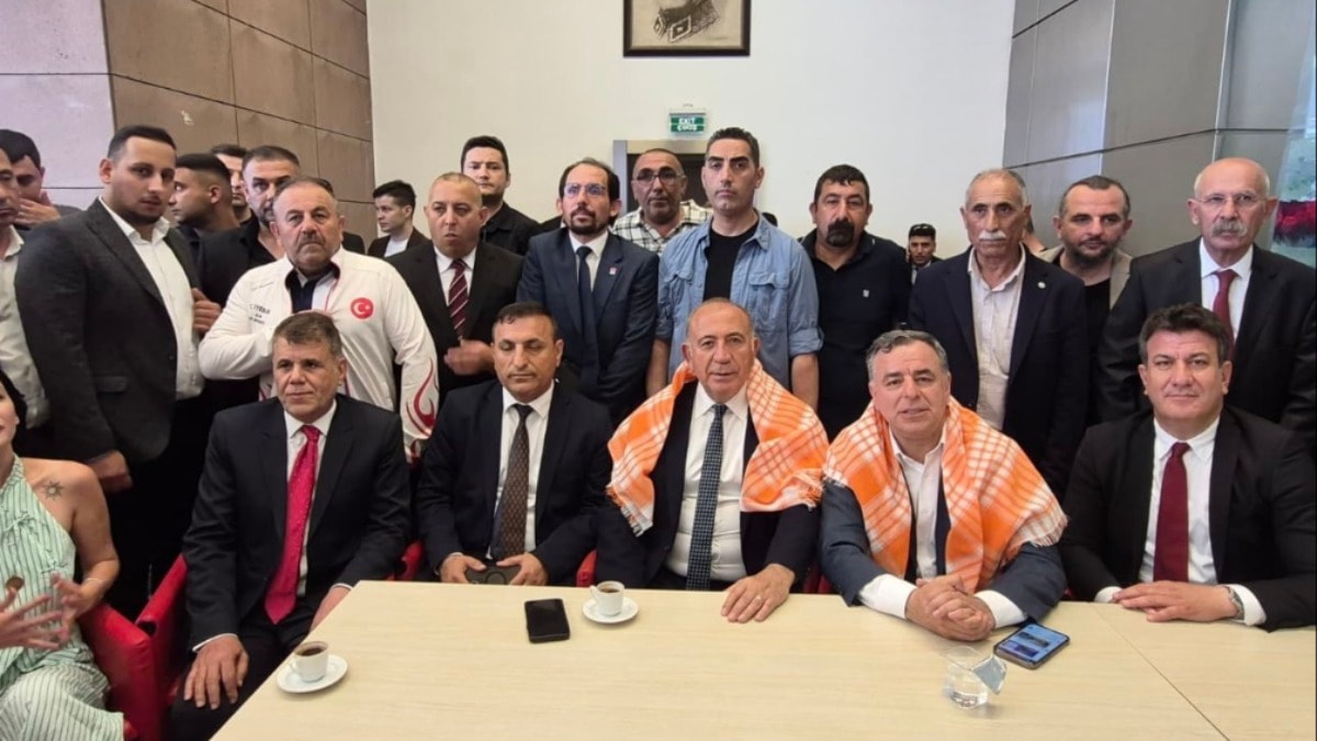 Genel Merkezdeki Kalabalık Polis Baskınına Benzetildi