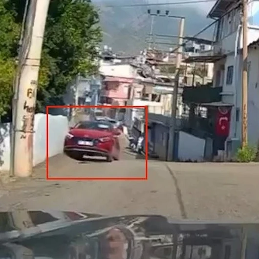 Geri Viteste Gaz Kontrolden Çıktı: Otomobil Duvara Gömüldü