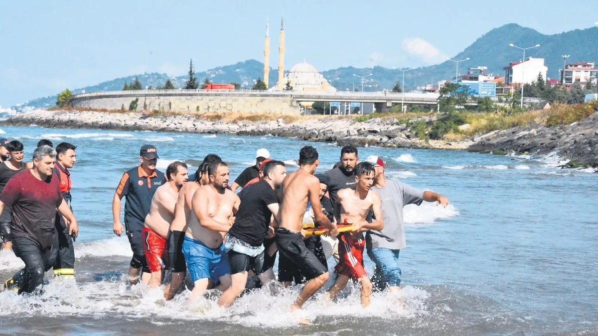 Giresun Bulancak'ta kalp hastası ve lise öğrencisi denize atlayıp 3 kişiyi kurtardı