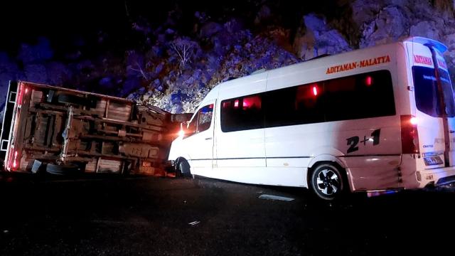 Giresun'da fındık işçilerini taşıyan minibüs kamyonetle çarpıştı: 12 yaralı