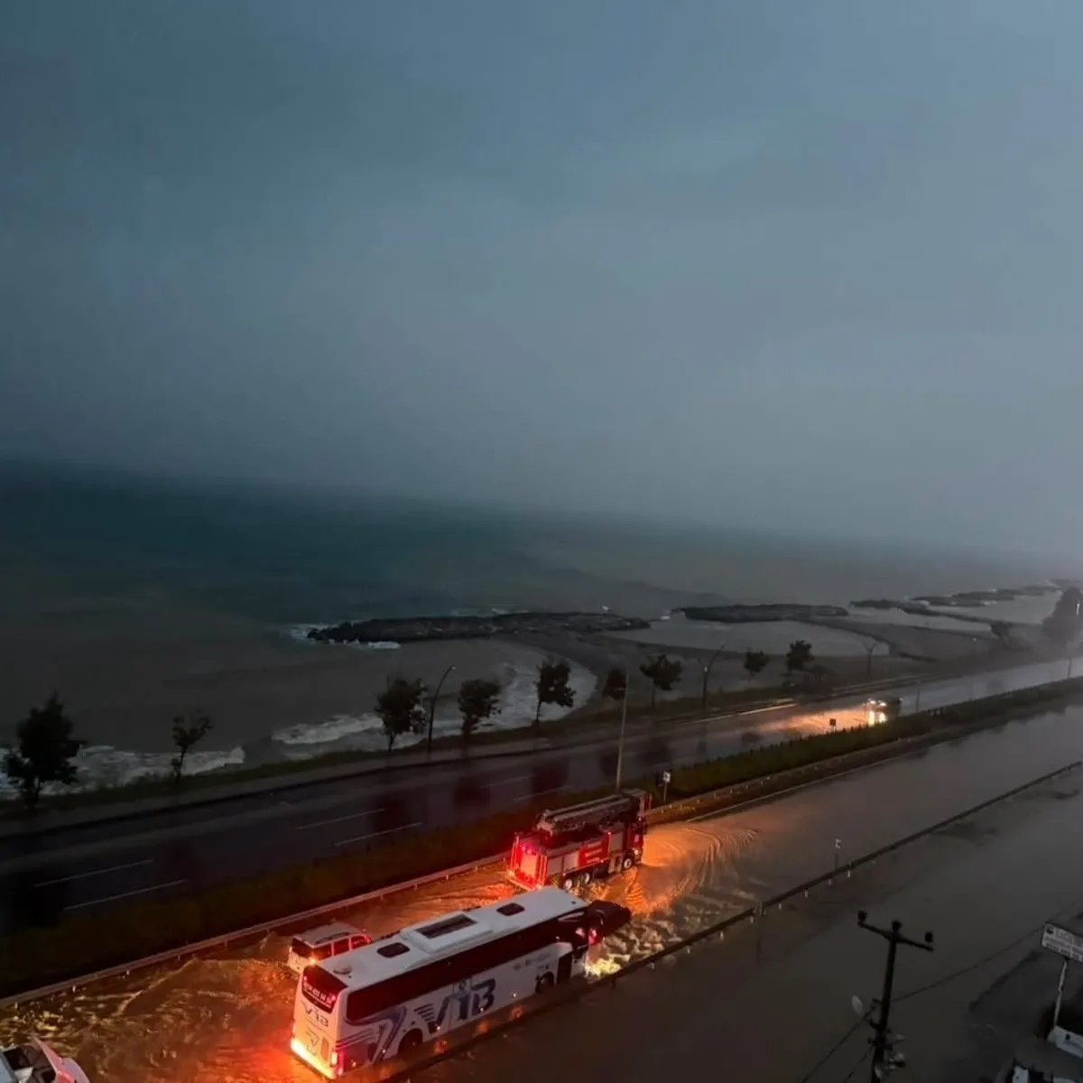 Giresun'da Sağanak Karadeniz Sahil Yolu'nu Sular Altında Bıraktı