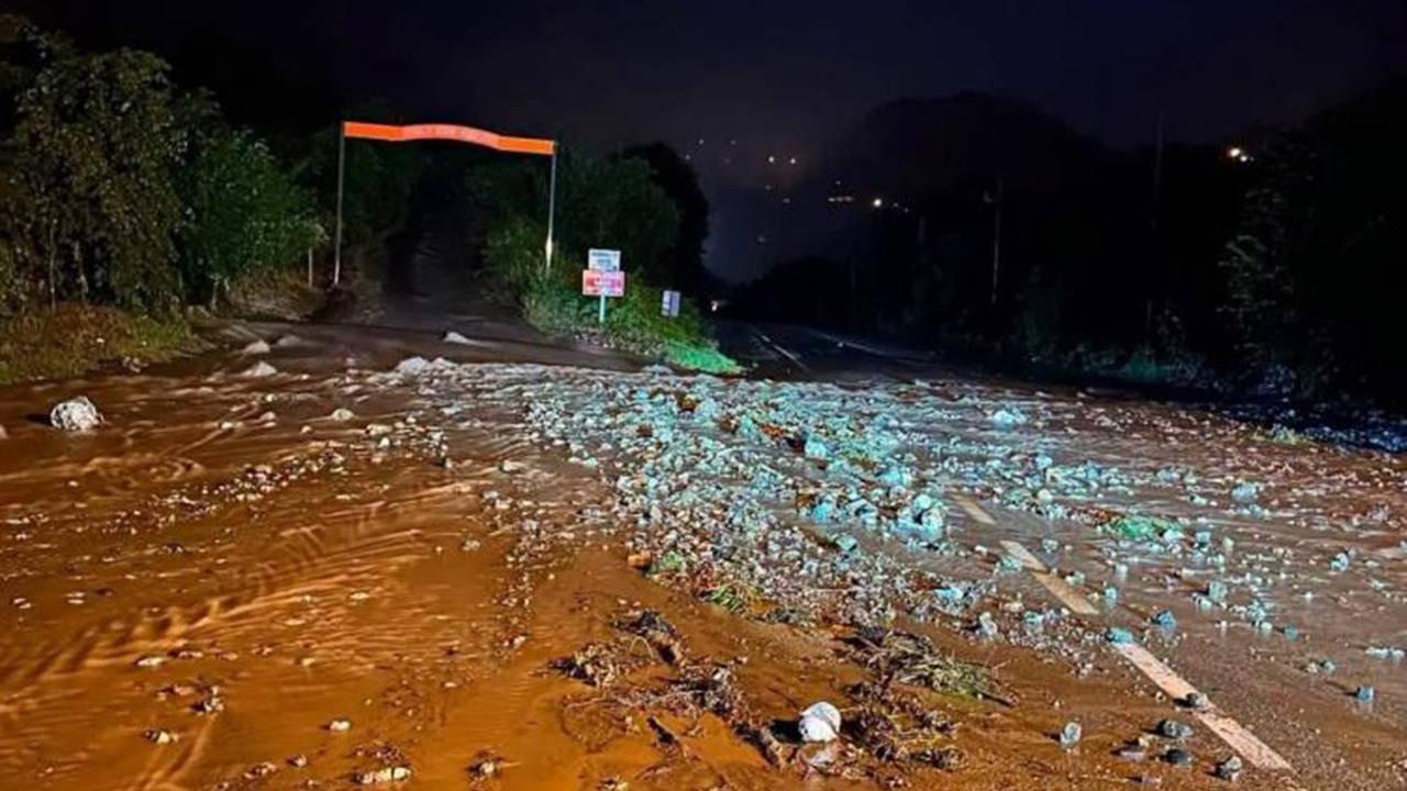 Giresun'da Tirebolu-Torul Yolu Heyelan Nedeniyle Ulaşıma Kapatıldı